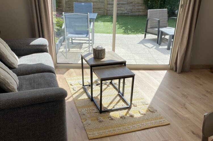 Le salon bien exposé donne sur une jolie terrasse fleurie