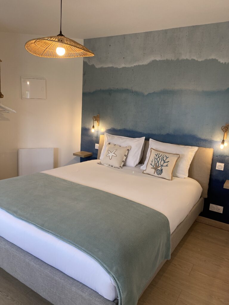 Chambre Océan du Gîte 55 avec panoramique évoquant la mer