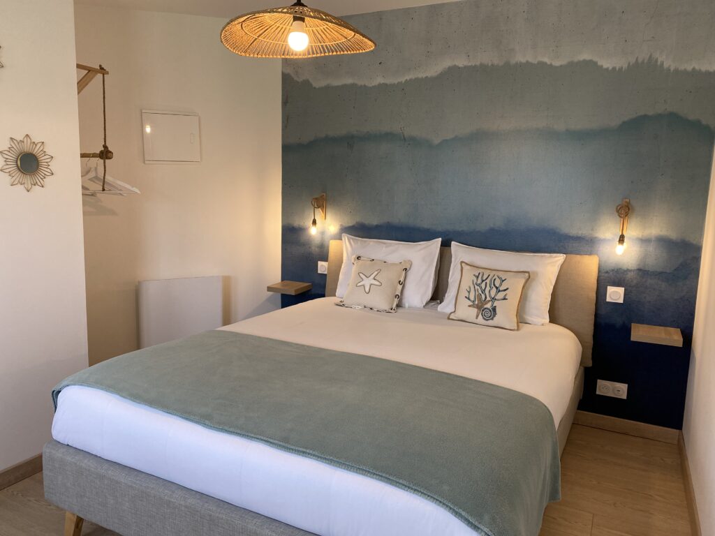Lit Queen size de la location vacances Paimpol Le Gîte 55